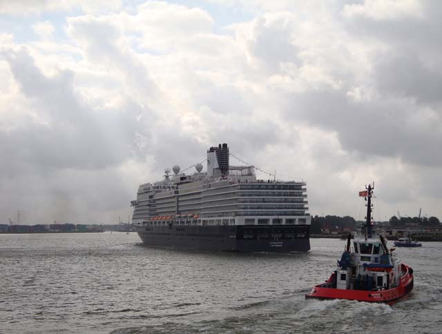 Cruiseschip ms Eurodam van de Holland America Line aan de Cruise Terminal Rotterdam